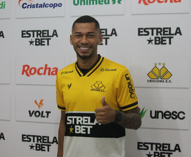 Atacante Fabinho é apresentado oficialmente