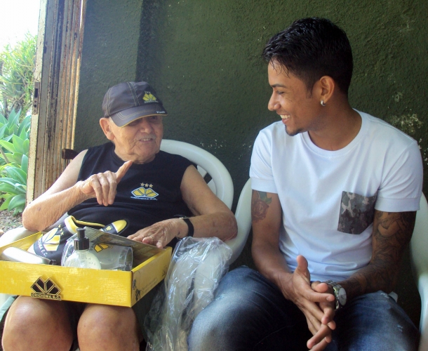 Atacante Lucca visita torcedor do Tigre 