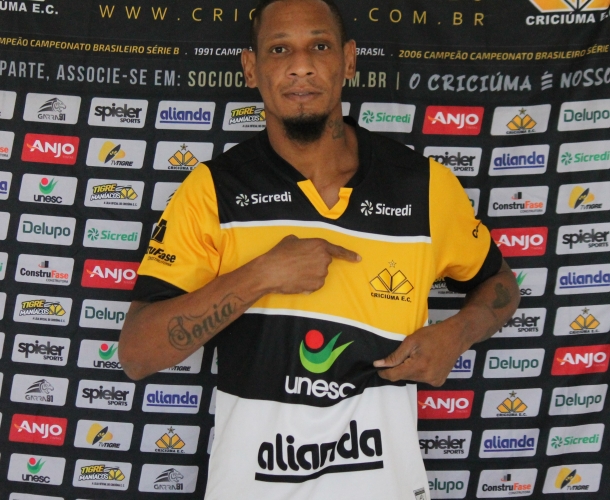 Atacante Marcão é apresentado oficialmente