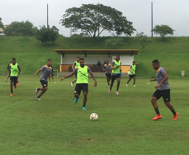 Atividade física e técnica no gramado do CT