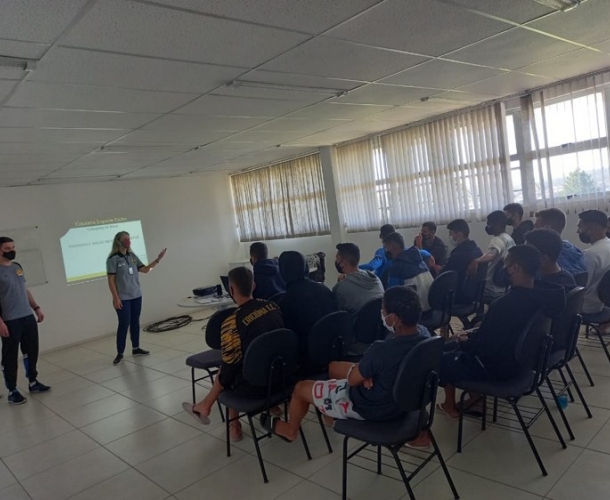 Atletas alojados realizam atividade com a psicóloga