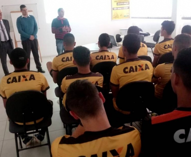 Atletas da base participam de palestra de educação financeira