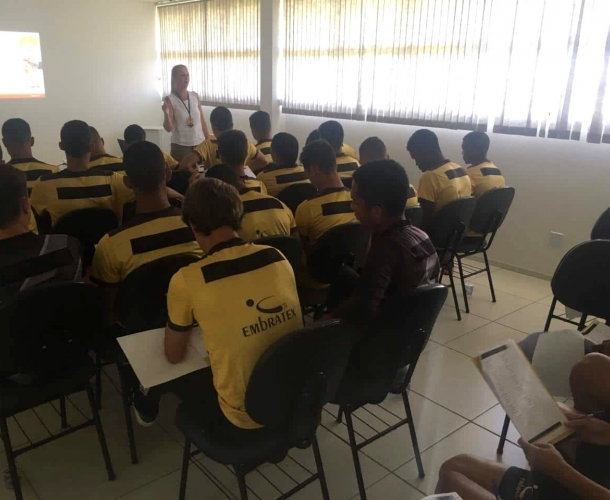 Atletas do Sub-17 participam de palestra
