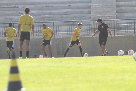 Atletas do Tigre fazem trabalho físico