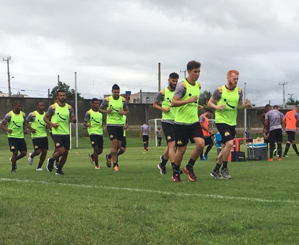 Atletas se reapresentam após vitória na estreia