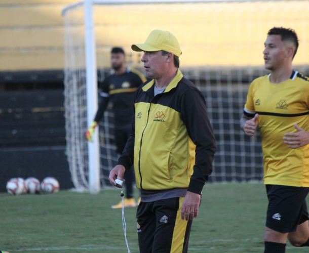 Baier comanda treino técnico e tático no HH