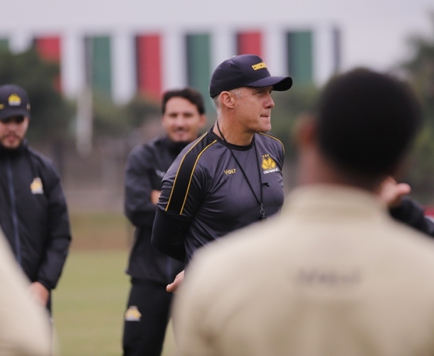 Baptista comanda trabalho tático no CT do Tigre