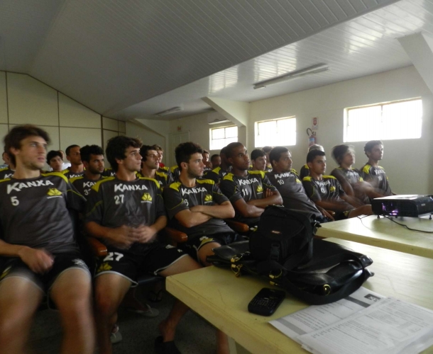 Base assiste a palestra financeira