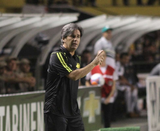 Caio Júnior analisa vitória tricolor