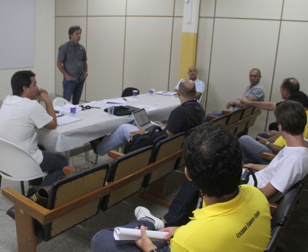 Caio Júnior reúne comissão técnica do Tigre