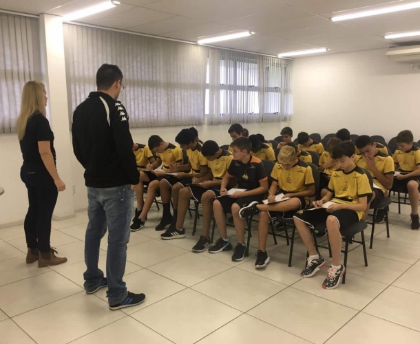 Categoria Sub-13 participa de palestra dinâmica
