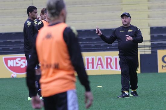Cavalo comanda primeiro treino no retorno
