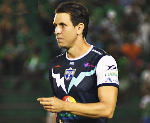Criciúma acerta com zagueiro