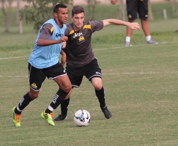 Criciúma ajusta o time em treino coletivo