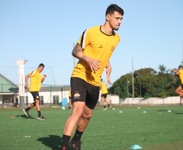 Criciúma e Vitória duelam em Salvador
