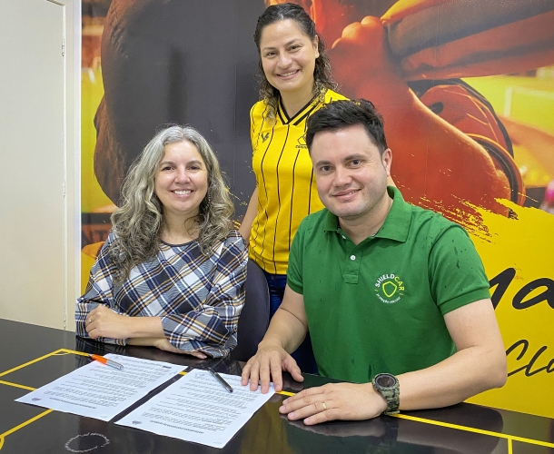 CRICIÚMA ESPORTE CLUBE ASSINA PROJETO PARA COLOCAÇÃO DE BANCOS DE PRAÇA RECICLÁVEIS
