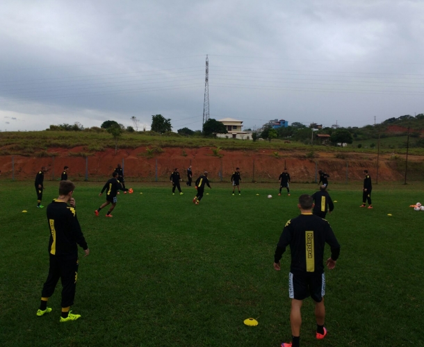 Criciúma joga contra o Macaé no Rio