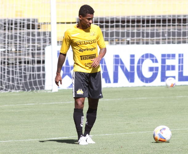 Criciúma negocia goleiro e empresta lateral