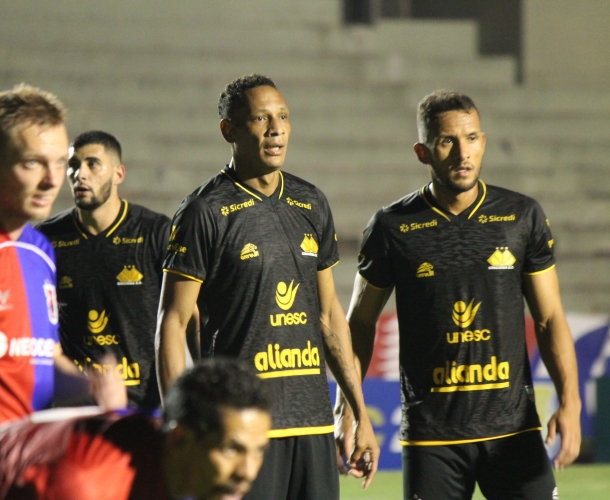 Criciúma perde em Curitiba