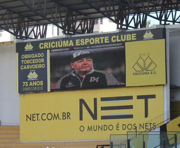 Criciúma presta homenagem a Maradona