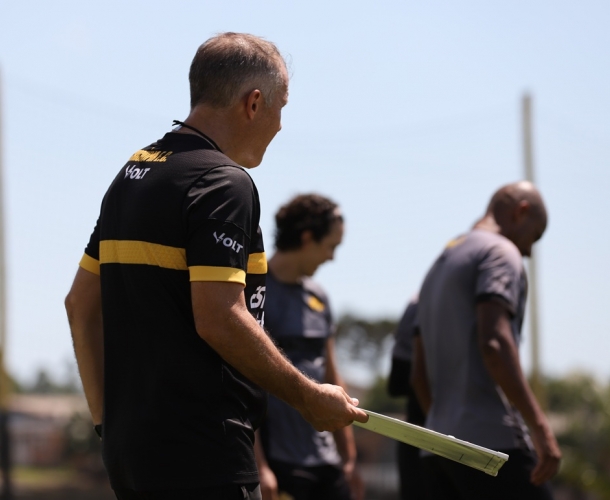 Eduardo Baptista comanda treino tático neste sábado