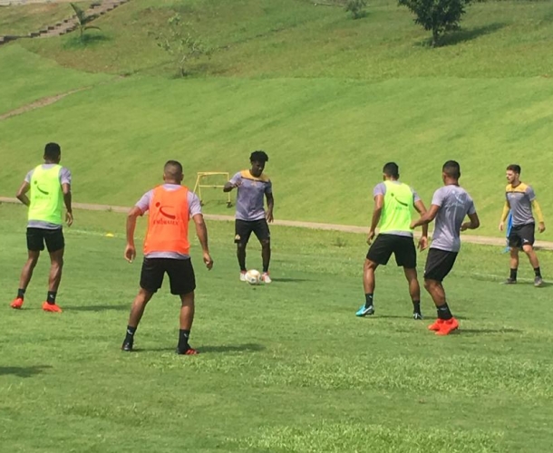 Elenco carvoeiro trabalha parte física e técnica