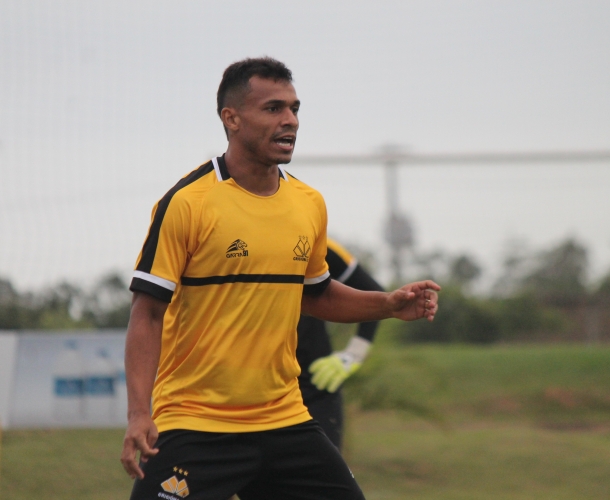 Elenco carvoeiro treina a parte técnica no CT