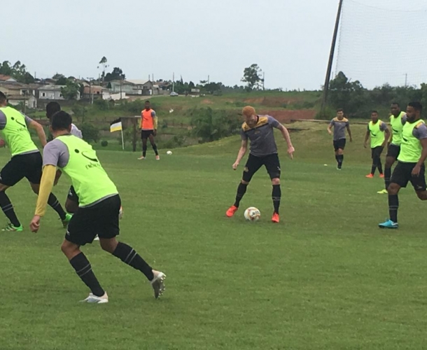 Elenco carvoeiro treina em dois períodos