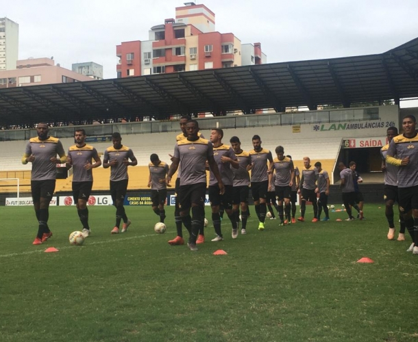 Elenco carvoeiro treina parte técnica no Majestoso