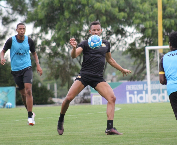 Elenco faz avaliações e treinamento no gramado 