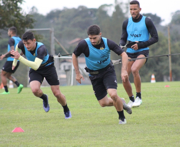 Elenco faz treino intenso no CT