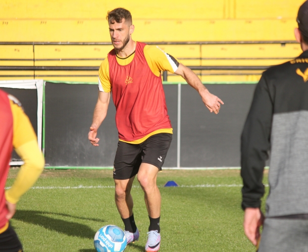 Elenco faz treino tático no Heriberto Hülse