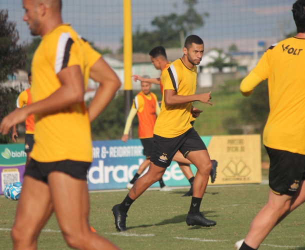 Elenco faz treino tático para o confronto de sexta-feira