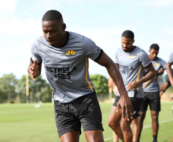 Elenco faz treino técnico e tático