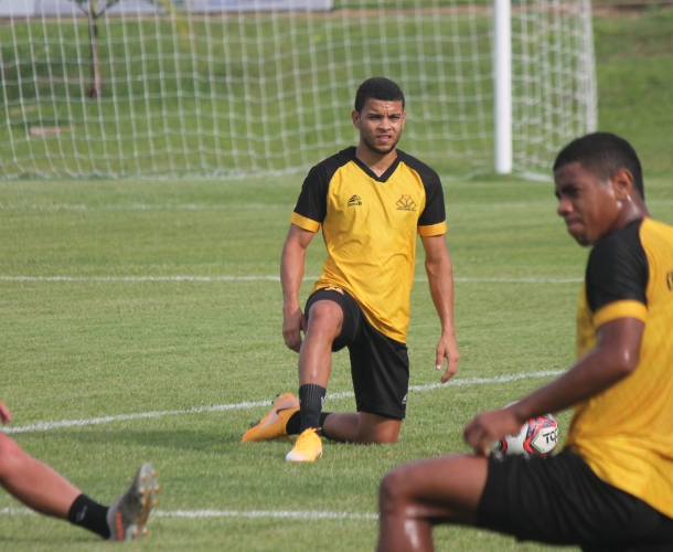 Elenco faz treino técnico e tático no CT