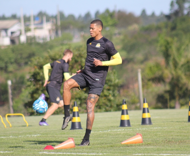 Elenco faz treino técnico e tático no CT 