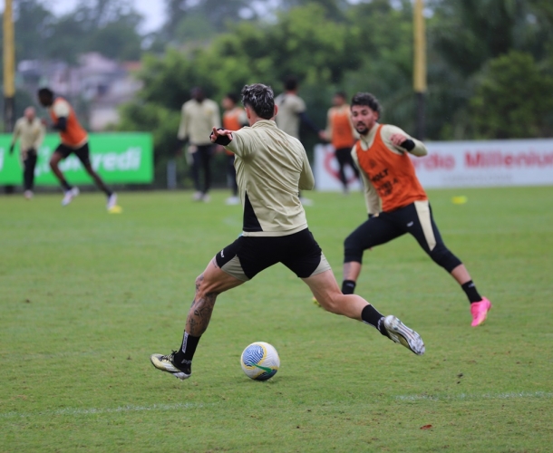 Elenco faz treino técnico nesta terça-feira