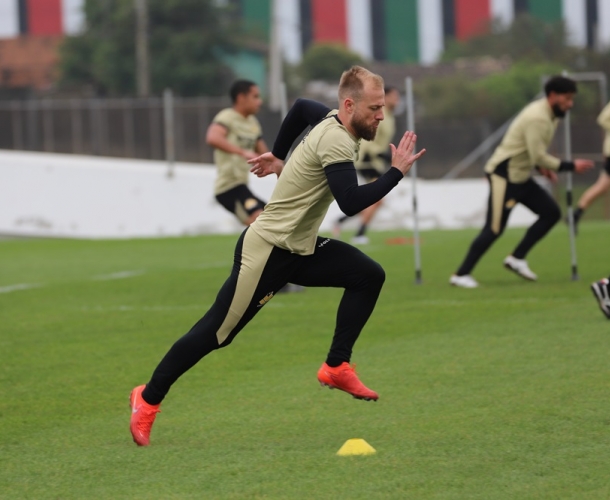 Elenco inicia a semana de treinamentos