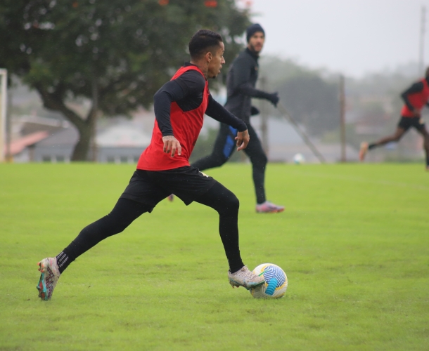 Elenco realiza treinamento coletivo
