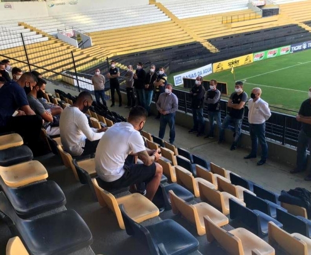Elenco se reapresenta e recebe orientações