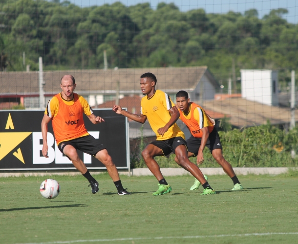 Elenco se reapresenta e treina no CT