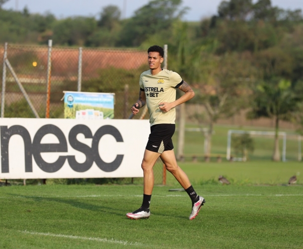 Elenco treina a parte técnica no CT