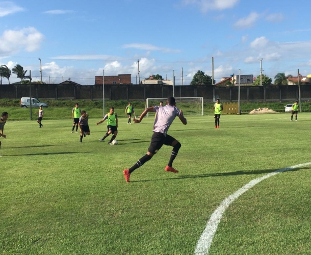 Elenco treina parte física e técnica no CT