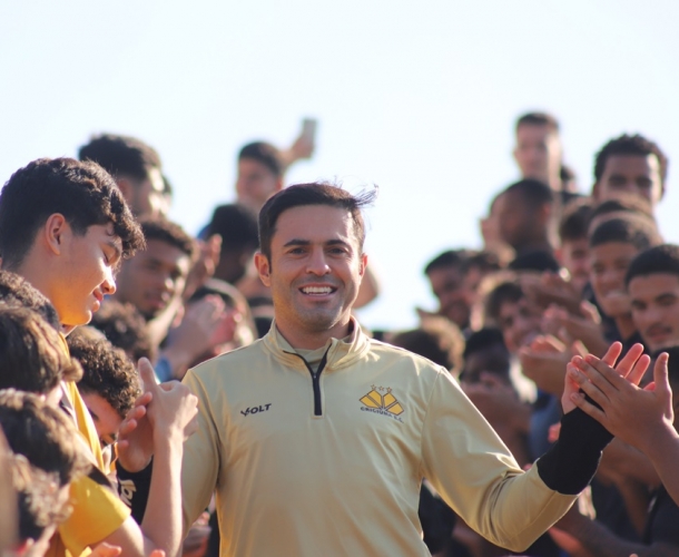 Em tarde de homenagem a Eder, elenco treina no CT