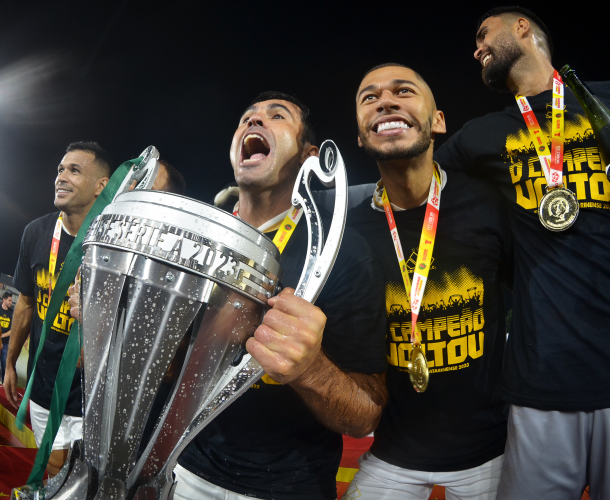 Empresas patrocinadoras do Tigre recebem a taça do Campeão Catarinense
