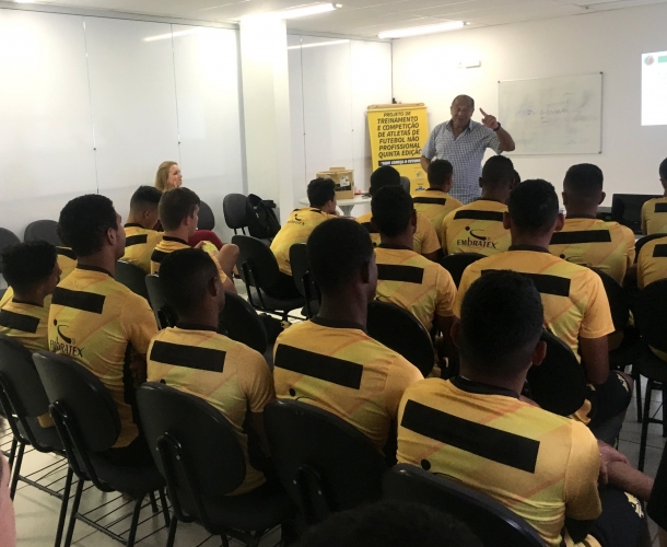 Ex-árbitro palestra para os atletas do Sub-20