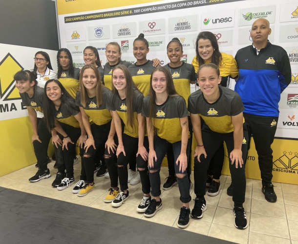 Feminino faz sua estreia no Mundial nesta terça-feira