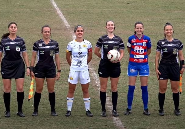 Feminino garante vaga nas semifinais com goleada