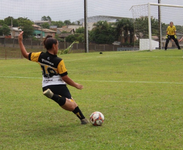 Feminino vence as duas primeiras por goleada nos Joguinhos Abertos
