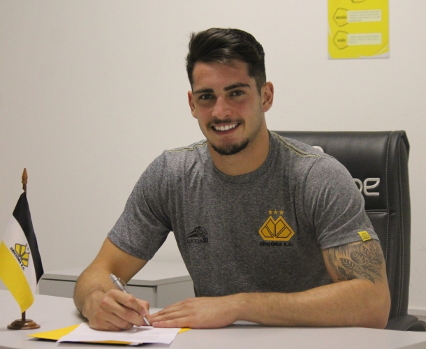Goleiro Murilo firma o primeiro contrato profissional